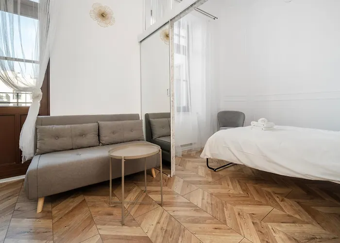 Nawrot Modern By Bookinghost